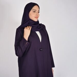 عباية رسمية باللون البنفسجي مزينة بزر اغلاق كرستالي