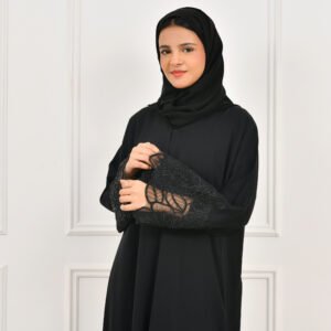 عباية بناتية مغلقة بطقطق مزينة بكلفة زاهية على الاكمام
