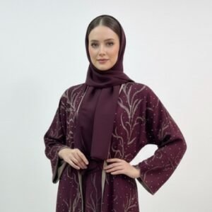 عباية باللون العنّابي مزينة بتطريز ذهبي وفصوص